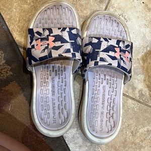 I believe womens 5. Under Armour slides. Look at tag pictures. Needs wash